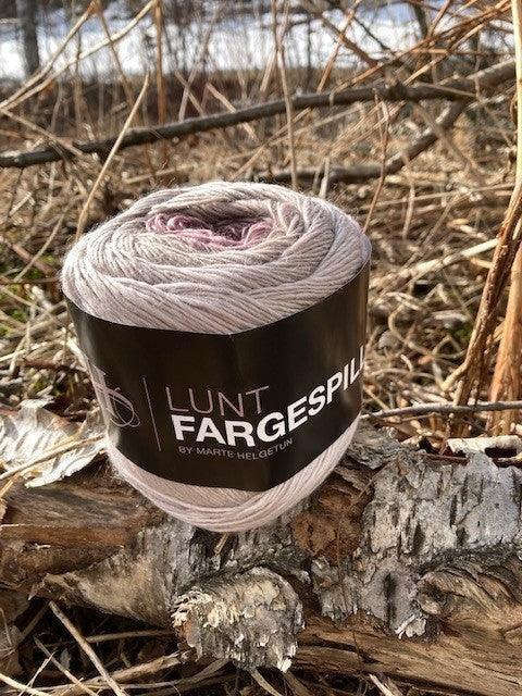 Fargespill 12 Kløvereng Rødkløver - Sand - kitt - Strikkedrøm